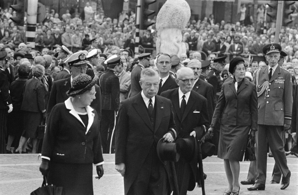 Koningin Juliana en prins Bernhard leggen een krans bij het Nationale Monument o, Bestanddeelnr 934-6516