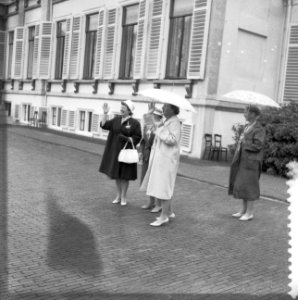 Koningin Juliana groet de ouderen die voorbijtrekken, Bestanddeelnr 911-3992