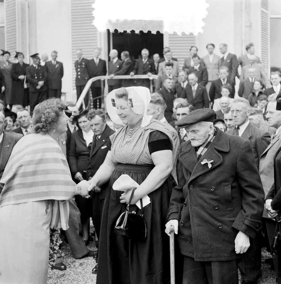 Koningin Juliana in gesprek met enige Zeeuwen, waarbij 1de 02 jarige Jan Kip en , Bestanddeelnr 905-6974