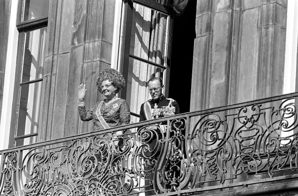 Koningin Juliana en prins Bernhard op het balkon van Paleis Lange Voorhout, Bestanddeelnr 919-5788