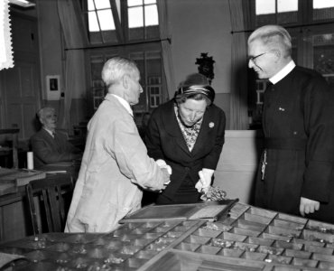 Koningin Juliana in gesprek met de oudste inwoner van het instituut H. van Laarh, Bestanddeelnr 910-7917