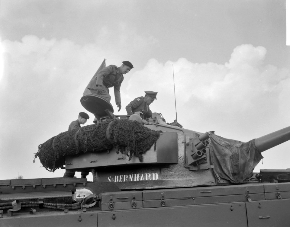 Koningin Juliana en Prins Bernhard op bezoek bij 4e Divisie van de Koninklijke L, Bestanddeelnr 912-9752
