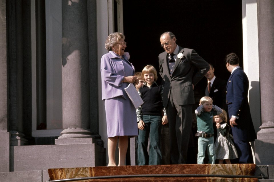 Koningin Juliana en prins Bernhard zwaaien van af het bordes links prins Carlos, Bestanddeelnr 254-9911