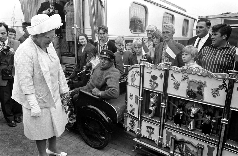 Koningin Juliana in gesprek met de invalide vervaardiger van een miniatuur-draai, Bestanddeelnr 922-5618