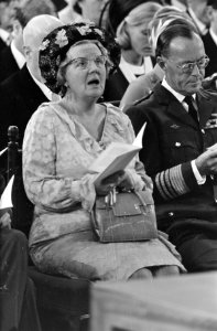 Koningin Juliana en Prins Bernhard zingen mee tijdens de doopdienst, Bestanddeelnr 921-6655