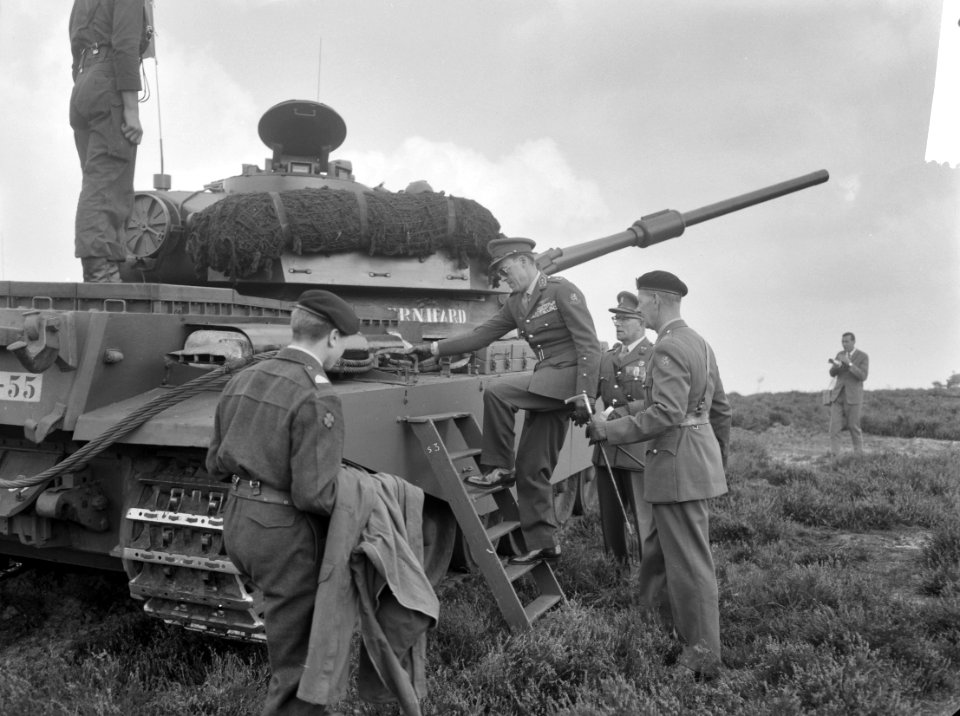 Koningin Juliana en Prins Bernhard op bezoek bij 4e Divisie van de Koninklijke L, Bestanddeelnr 912-9753