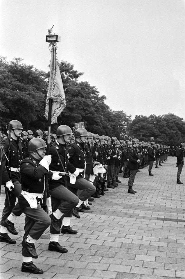 Koningin Beatrix reikt in Nunspeet het verzetsherdenkingskruis aan het Regiment , Bestanddeelnr 932-3035