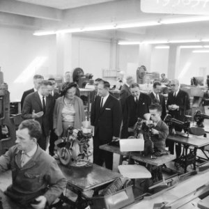 Koningin Juliana in de schoenfabriek van het Fonds voor Sociale Instellingen te , Bestanddeelnr 919-5657
