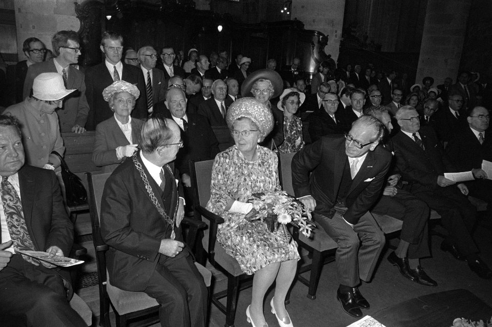 Koningin Juliana in Dordrecht i.v.m. de 400-ste herdenking van de eerste vrije S, Bestanddeelnr 925-6982