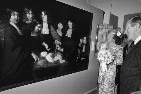 Koningin Beatrix opent tentoonstelling Een kind achter het hart in Amsterdams , Bestanddeelnr 934-0166