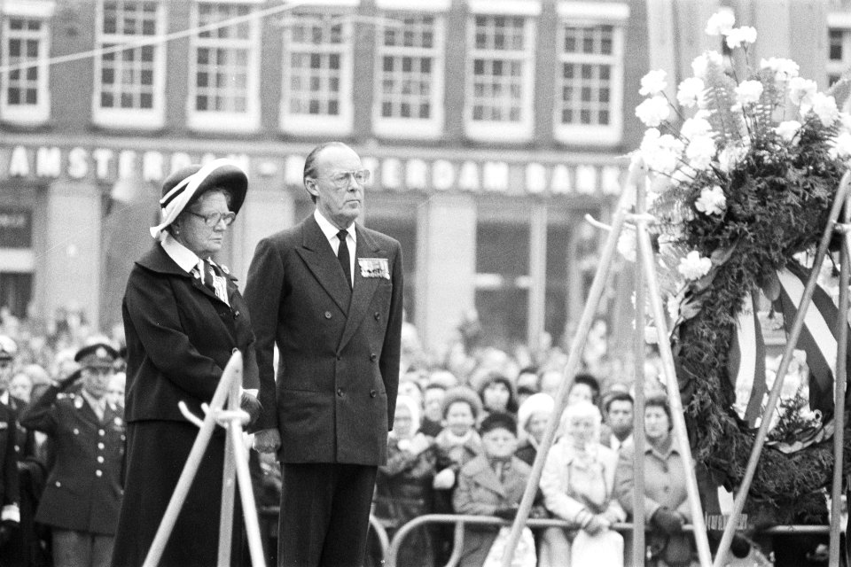 Koningin Juliana en prins Bernhard tijdens kransleggging, Bestanddeelnr 929-1603
