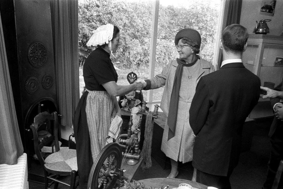 Koningin Juliana in de oudheidskamer, Bestanddeelnr 924-9980