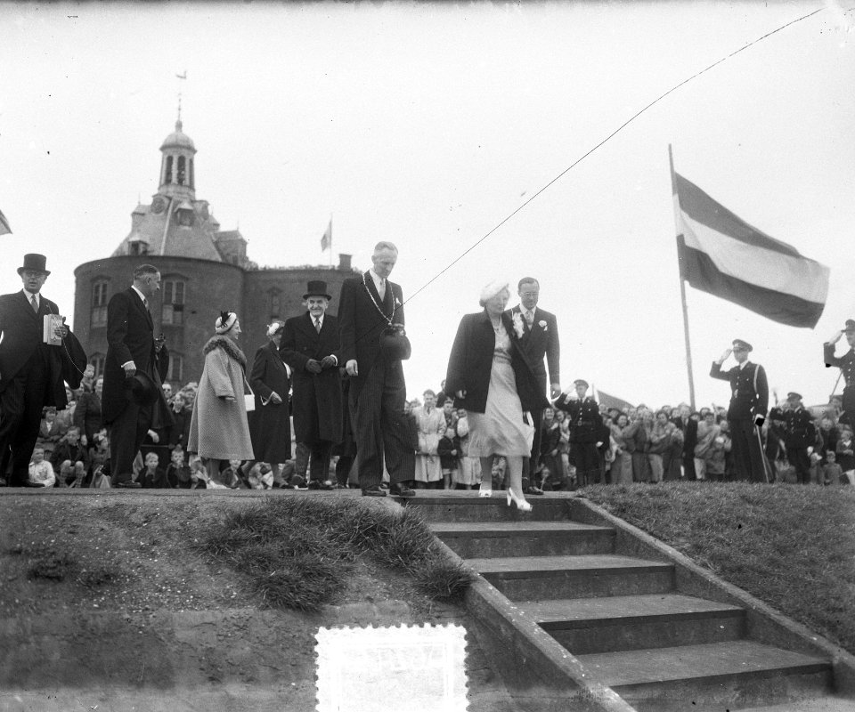 Koningin Juliana in Enkhuizen. Links van haar burgemeester Admiraal. Dromedaris , Bestanddeelnr 905-1790