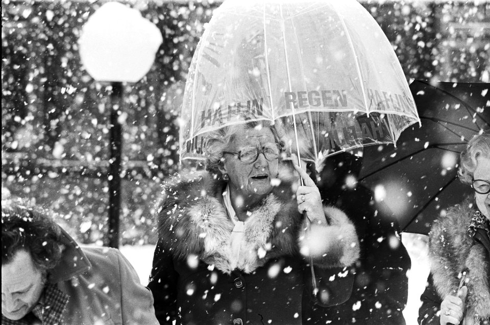 Koningin Juliana in de sneeuw met paraplu, Bestanddeelnr 929-6658
