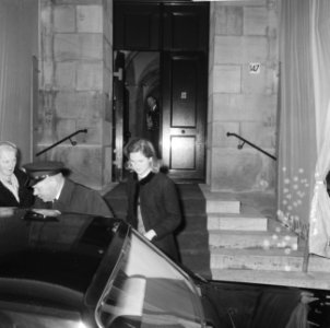 Koningin Juliana en prins Bernhard tijdens inspectie van de erewacht, Bestanddeelnr 918-8581
