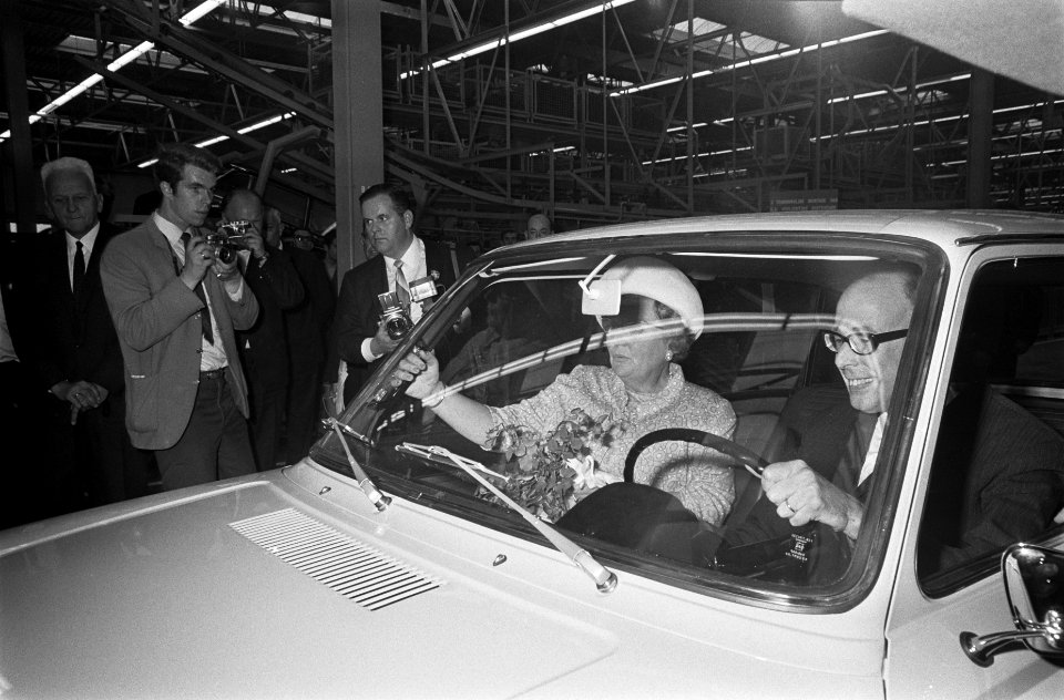 Koningin Juliana in een DAF, Bestanddeelnr 921-4690