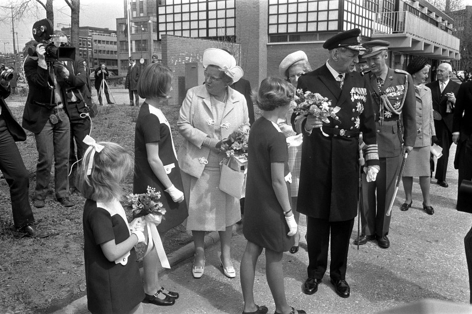 Koningin Juliana in gesprek bij de opening, koning Frederik van Denemarken (r) …, Bestanddeelnr 923-4685