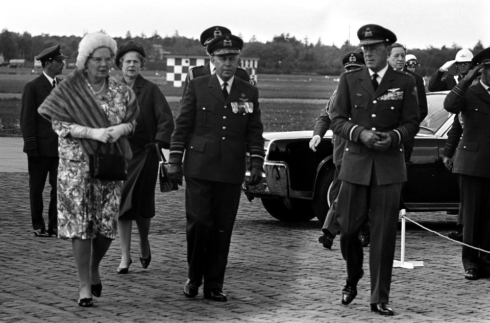 Koningin geeft vaandel aan Luchtmacht, aankomst Koninklij paar, Bestanddeelnr 917-7924