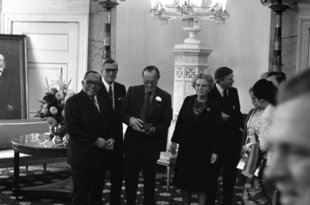 Koningin Juliana en Prins Bernhard ontvangen serie munten van WNF uit handen van, Bestanddeelnr 927-4749