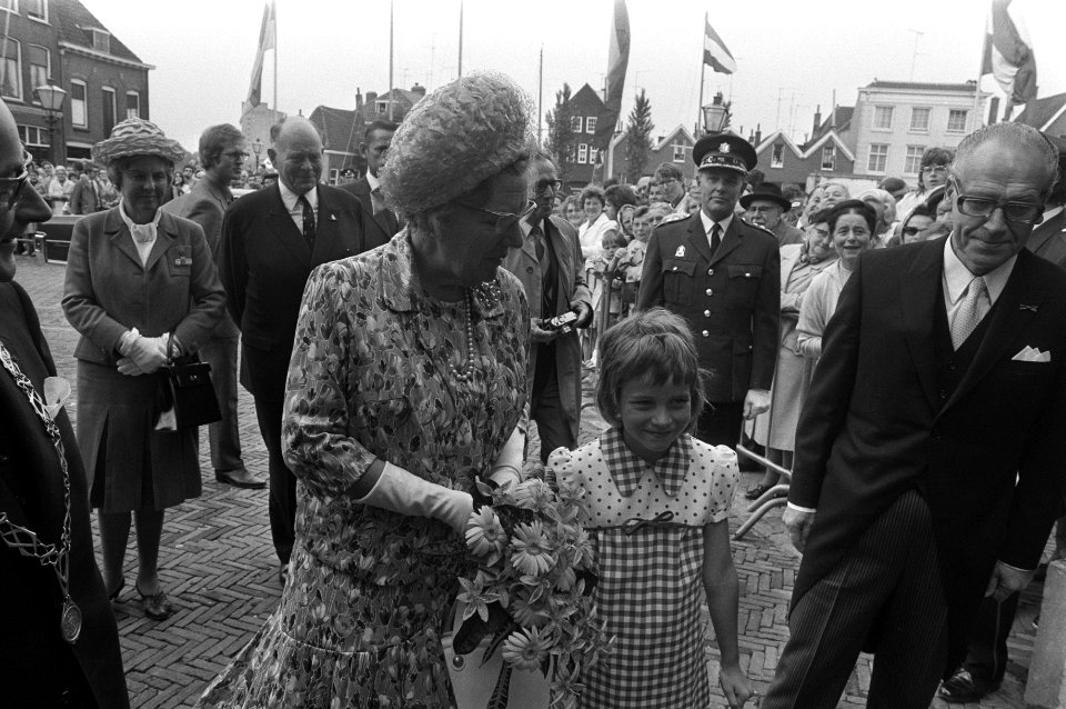 Koningin Juliana in Dordrecht i.v.m. de 400-ste herdenking van de eerste vrije S, Bestanddeelnr 925-6983