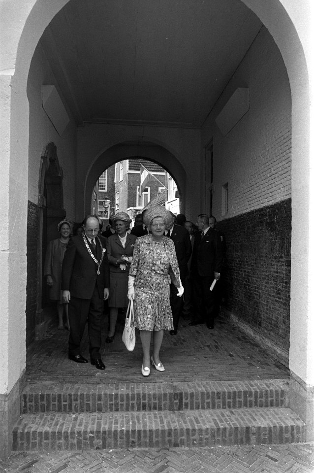 Koningin Juliana in Dordrecht i.v.m. de 400-ste herdenking van de eerste vrije S, Bestanddeelnr 925-6988