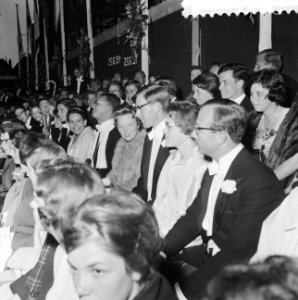 Koningin en Prinsessen bij galavoorstelling De waarachtige historie van dokter , Bestanddeelnr 911-3519
