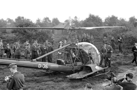Koningin Juliana en Prins Bernhard op bezoek bij 4e Divisie van de Koninklijke L, Bestanddeelnr 912-9767