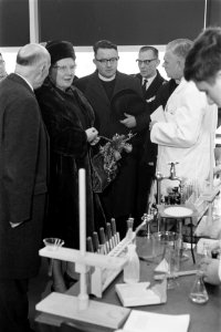 Koningin Juliana in een laboratorium, Bestanddeelnr 915-8310