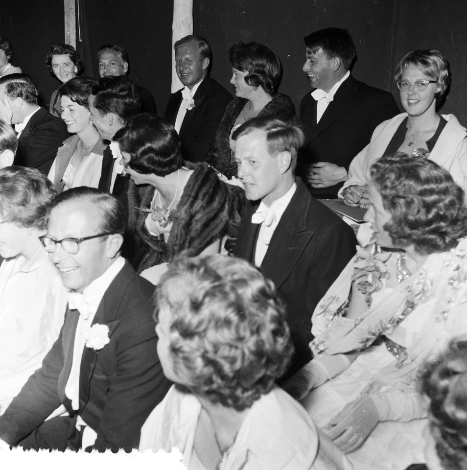 Koningin en prinsessen bij galavoorstelling De waarachtige historie van dokter , Bestanddeelnr 911-3518