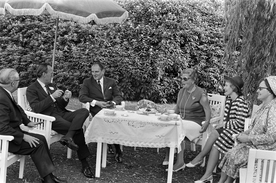 Koningin Juliana en Prins Bernhard ontvangen minister Buitenlandse Zaken van Joe, Bestanddeelnr 923-6252