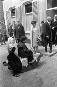 Koningin in Wemeldinge (Zeeland), meisje en jongen op hobbelpaard, rechts koning, Bestanddeelnr 920-3760