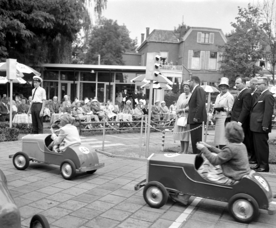 Koningin Juliana in Assen De koningin in het jeugdverkeerspark De Gouverneurst, Bestanddeelnr 912-7471