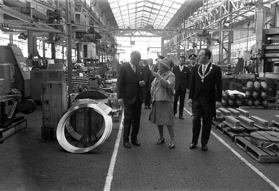 Koningin Juliana in een fabriek werf in Ridderkerk, Bestanddeelnr 923-8950