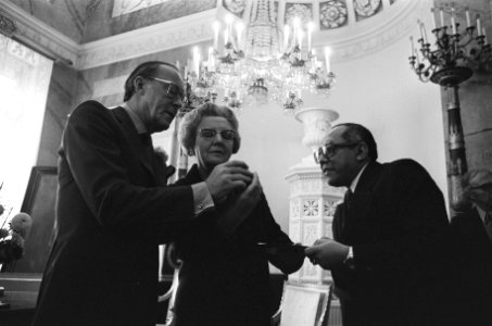 Koningin Juliana en Prins Bernhard ontvangen serie munten van WNF uit handen van, Bestanddeelnr 927-4747