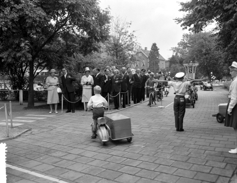 Koningin Juliana in Assen De koningin in het jeugdverkeerspark De Gouverneurst, Bestanddeelnr 912-7468