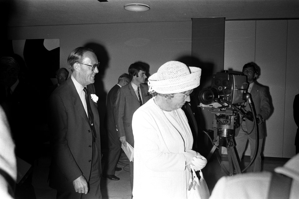Koningin Juliana en prins Bernhard vertrekken van Schiphol naar Thailand en Indo, Bestanddeelnr 924-8484