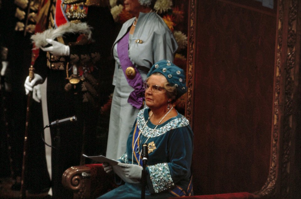 Koningin Juliana leest de troonrede in de Ridderzaal, Bestanddeelnr 254-8170