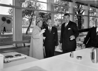 Koningin Juliana en prins Bertil bij hun rondgang over de expositie, Bestanddeelnr 910-7249