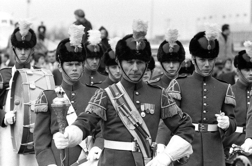 Koningin Elisabeth van Engeland Militaire kapel staat aangetreden, Bestanddeelnr 913-8381