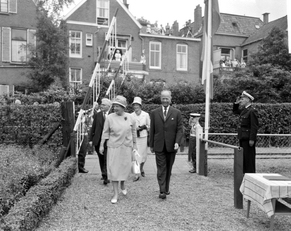Koningin Juliana in Assen Bezoek aan jeugdverkeerspark De Gouverneurstuin, Bestanddeelnr 912-7465