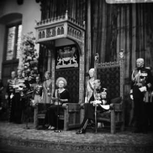 Koningin Juliana leest de troonrede voor. Aan haar zijde zit prins Bernhard, Bestanddeelnr 920-7199