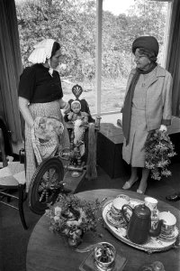 Koningin Juliana in de oudheidskamer, Bestanddeelnr 924-9981