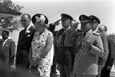 Koningin Juliana en prins Bernhard zullen een krans leggen op het Indonesische e, Bestanddeelnr 924-8672
