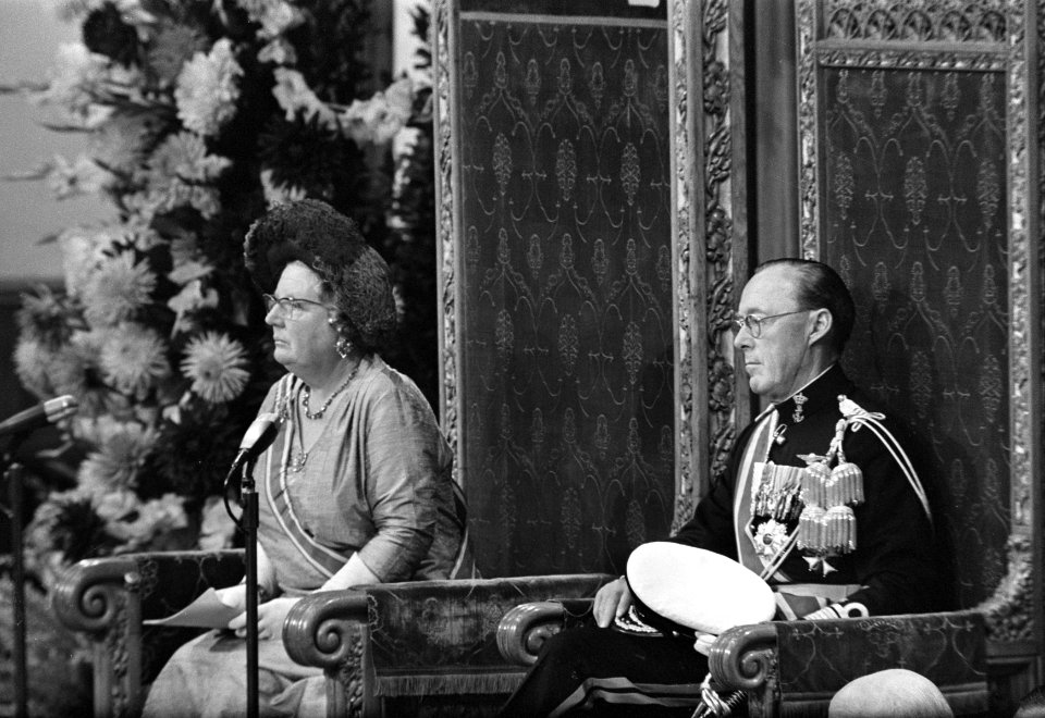 Koningin Juliana leest de Troonrede voor in de Ridderzaal, rechts prins Bernhard, Bestanddeelnr 923-8435