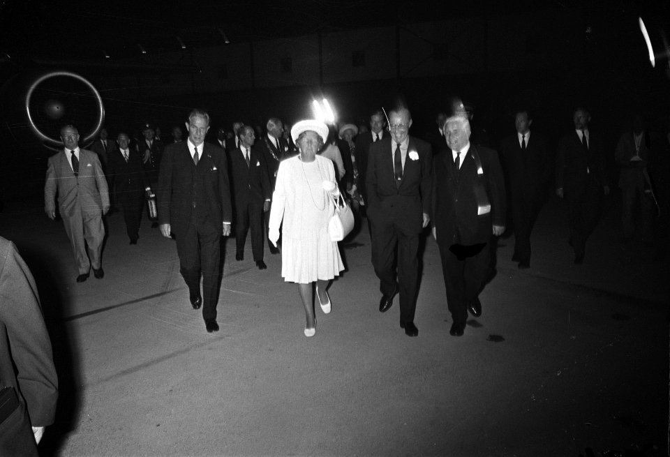 Koningin Juliana en Prins Bernhard vertrekken van Schiphol naar Thailand en Indo, Bestanddeelnr 924-8475