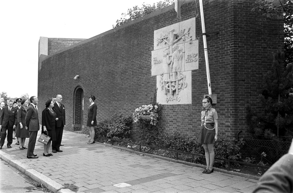 Koningin Juliana en prins Bernhard zijn bij de 25e dodenherdenking in de Scheven, Bestanddeelnr 923-8382