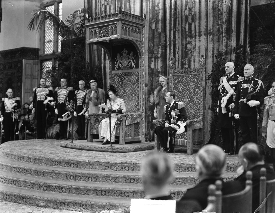 Koningin Juliana leest de troonrede voor bij de opening van de Staten Generaal, Bestanddeelnr 904-1947