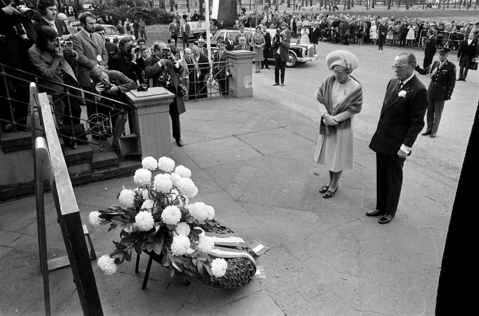 Koningin Juliana en prins Bernhard leggen een krans bij een monument in de Hofga, Bestanddeelnr 925-0783