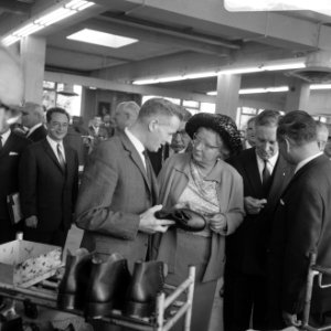 Koningin Juliana in de schoenfabriek van het Fonds voor Sociale Instellingen te , Bestanddeelnr 919-5652