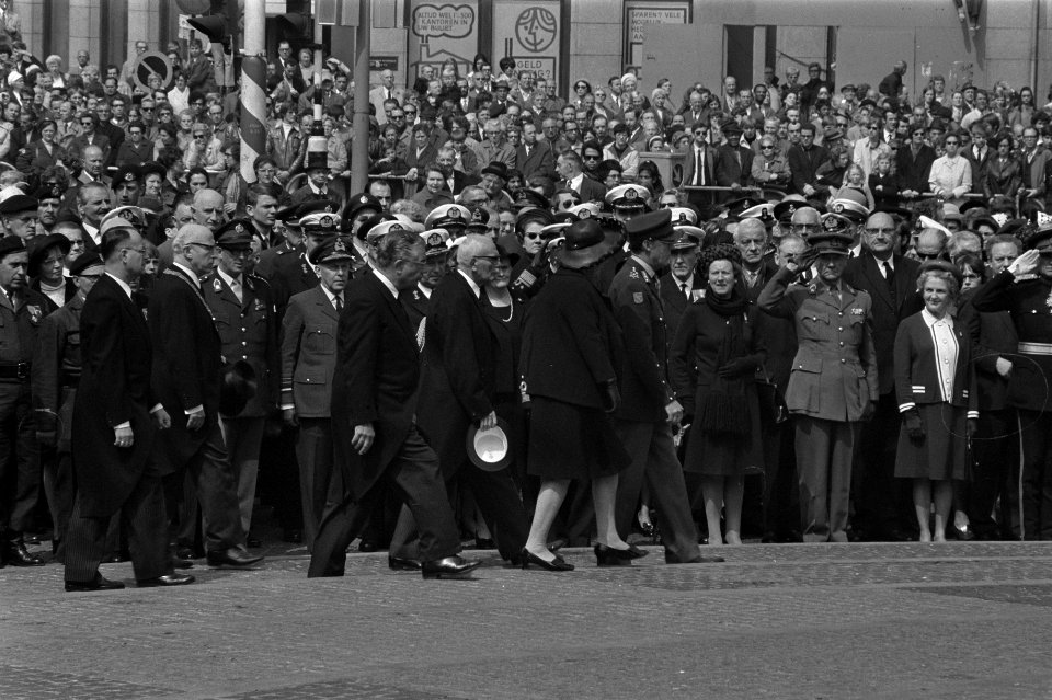 Koningin Juliana en prins Bernhard leggen een krans bij het Nationaal Monument o, Bestanddeelnr 923-4956